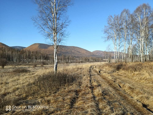 Низина р.Хут, сама река бежит вдоль горы